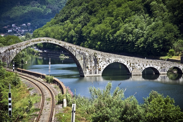 Бесплатное фото Вид на мост дьявола в лукке, италия