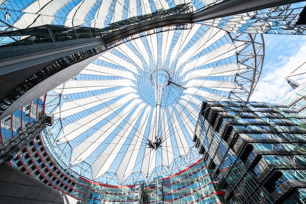 Бесплатное фото Вид на интерьер sony center в берлине, германия