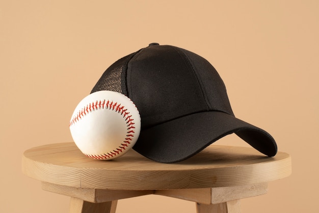 Бесплатное фото Вид на шляпу дальнобойщика с бейсбольным мячом
