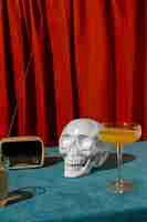 Бесплатное фото Вид на белый череп с цитрусовым коктейлем