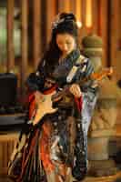 無料写真 電気ギターを演奏する女性の景色