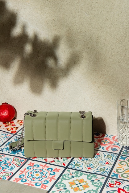 無料写真 地中海の美学を備えたタイルの上の女性用財布の眺め