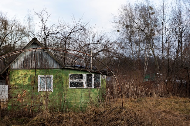 Vista della vecchia e casa abbandonata in natura