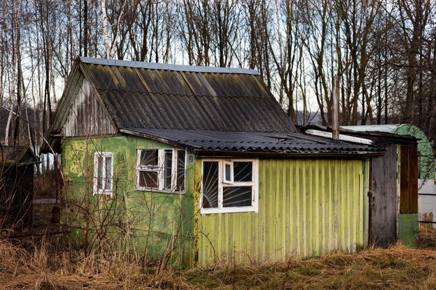 Вид на старый и заброшенный дом на природе