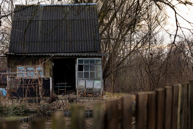 Вид на старый и заброшенный дом в природе