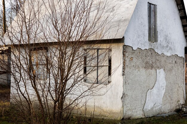 Вид на старый и заброшенный дом в природе