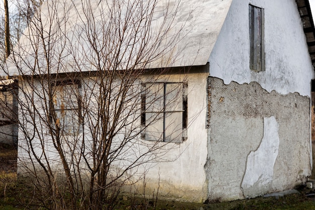 Вид на старый и заброшенный дом на природе