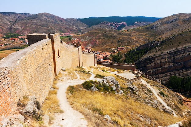 Albarracin에서 오래 된 도시 벽의보기