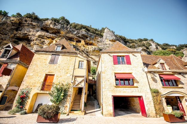 프랑스의 유명한 la roque gageac 마을의 고대 건물에서 보기
