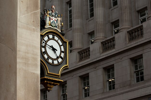 Вид на декоративные часы в лондоне