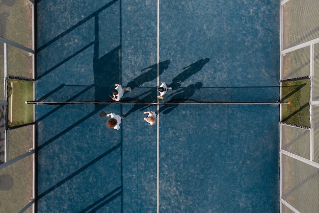 Вид сверху на людей, играющих в паддл-теннис