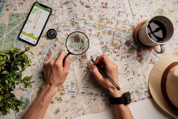 虫眼鏡で世界旅行地図を使用している人のビュー
