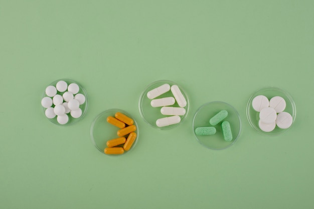 Free photo above view pills on green background