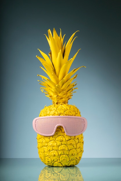 クールなサングラスをかけたパイナップルの果実の眺め