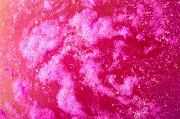 カラーバス爆弾を水に溶かした後のピンクの泡のビュー