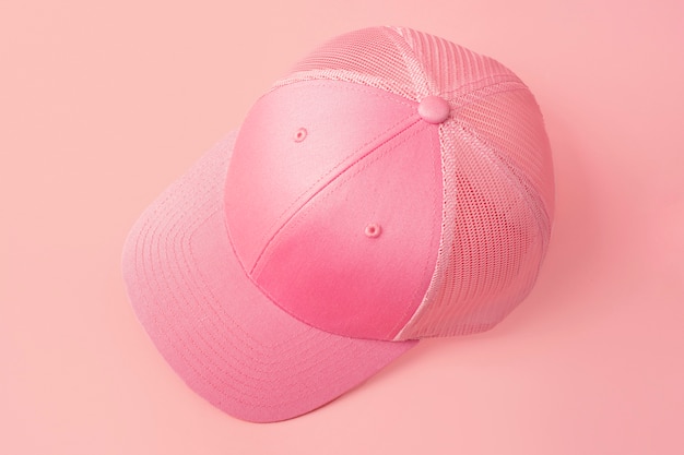 메쉬 뒷면이 있는 분홍색 트러커 모자 보기