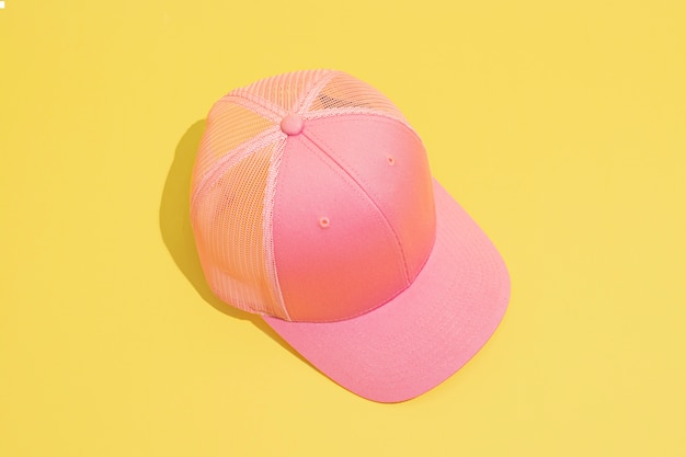 메쉬 뒷면이 있는 분홍색 트러커 모자 보기