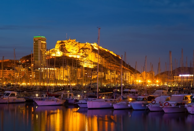 Просмотр порта в ночное время. Alicante