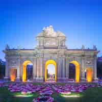 Foto gratuita vista della puerta de alcala al tramonto, madrid, spagna