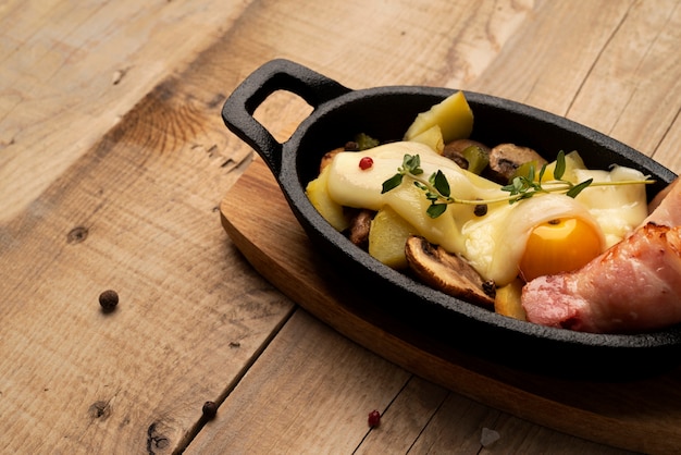 Foto gratuita vista del piatto per raclette con delizioso assortimento di cibi