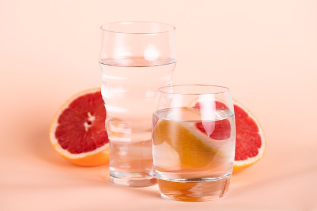 Foto gratuita vista di arancia rossa e bicchieri d'acqua