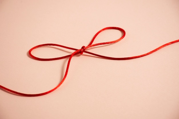 Vista del filo rosso con nodo e fiocco
