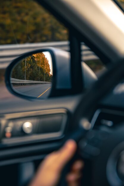 車の後視鏡の道路の景色