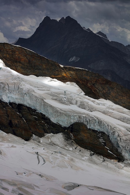 Foto gratuita vista della montagna rocciosa sotto il cielo nuvoloso