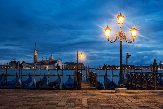 イタリア、夜のヴェネツィアからのサンジョルジョマッジョーレの眺め。