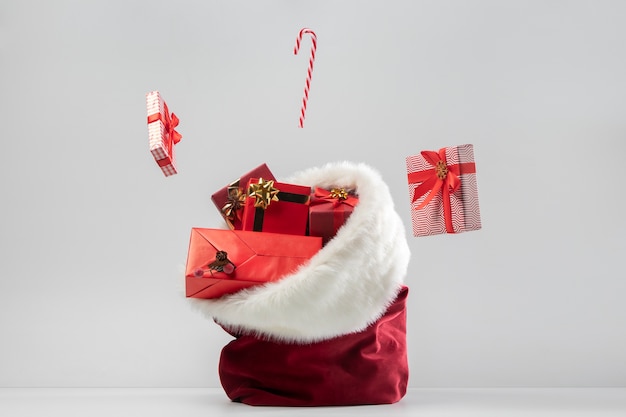 Vista della borsa di babbo natale con scatole regalo