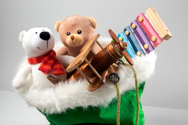 Вид на мешок санта-клауса с подарками и игрушками