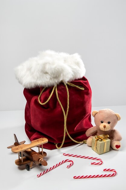 プレゼントやおもちゃが入ったサンタクロースバッグの眺め