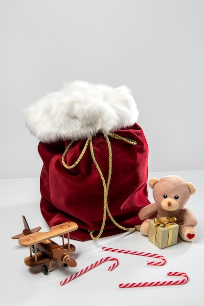 선물과 장난감이 있는 산타 클로스 가방의 보기