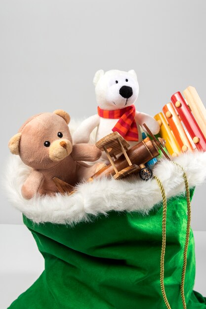 선물과 장난감이 있는 산타 클로스 가방의 보기