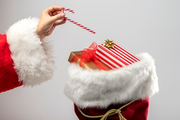 Foto gratuita vista della borsa di babbo natale con i regali