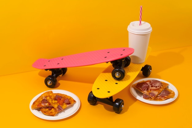 Foto gratuita vista dello skateboard con fast food e bibita analcolica