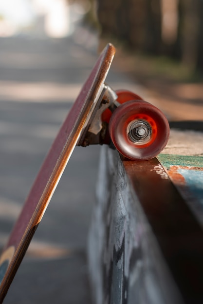 Foto gratuita vista dello skateboard con ruote all'esterno