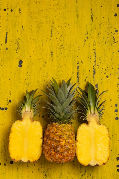 Vista della frutta affettata dell'ananas