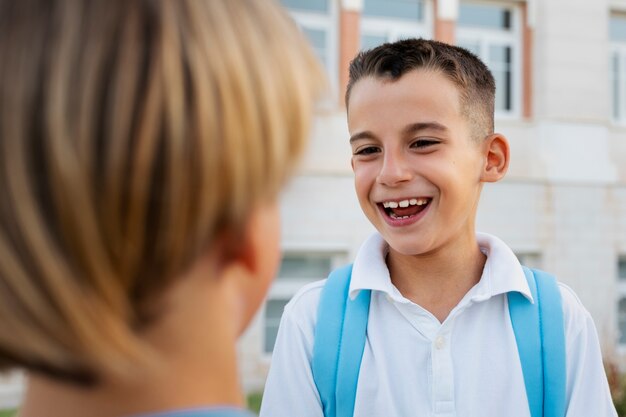 学校に戻る笑顔の子供のビュー