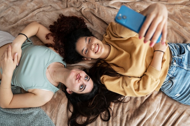 Foto gratuita sopra la vista coinquilini sorridenti che si fanno selfie