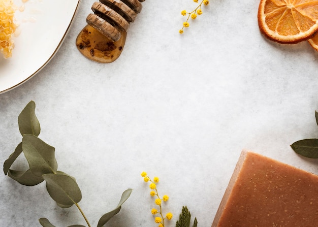 Foto gratuita sopra la disposizione degli ingredienti del sapone di vista