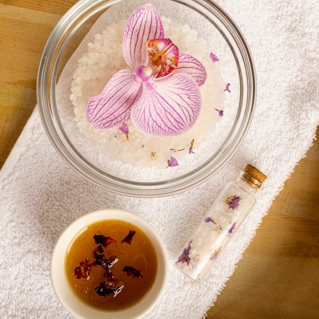 Free photo above view spa concept with flower in a bowl