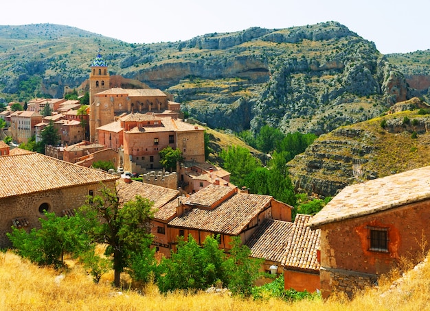 晴れた日にスペインの山脈の町の景色