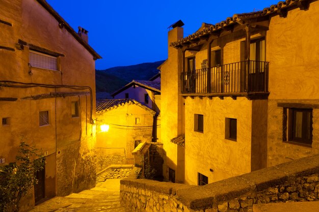 夜のスペインの町の景色。アルバラシン