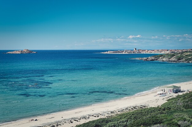Вид на spiaggia li feruli на севере сардинии, италия