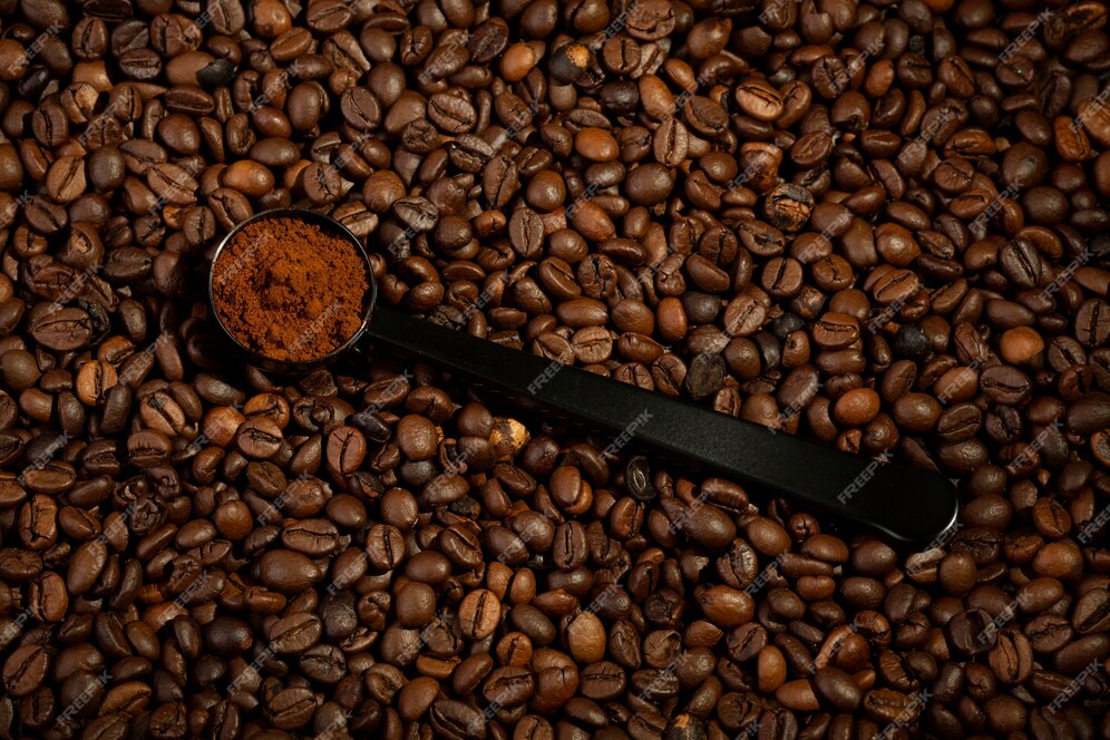 نصائح لاختيار أفضل منتجات القهوة للاستمتاع بتجربة قهوة لا تُنسى! View-spoon-with-coffee-beans_23-2149878093