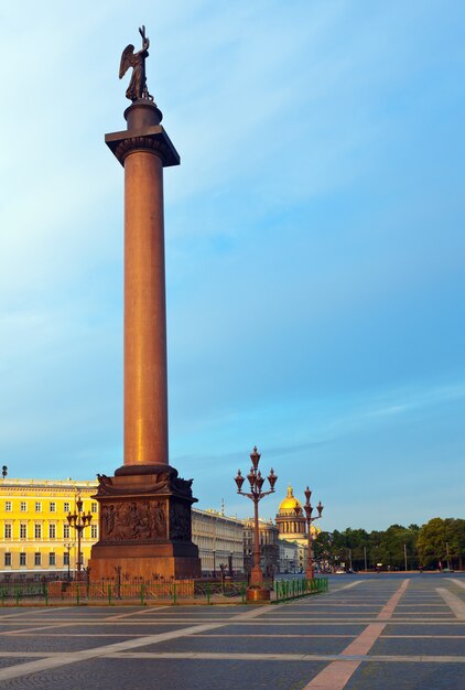 サンクトペテルブルクの眺め。アレクサンダー柱