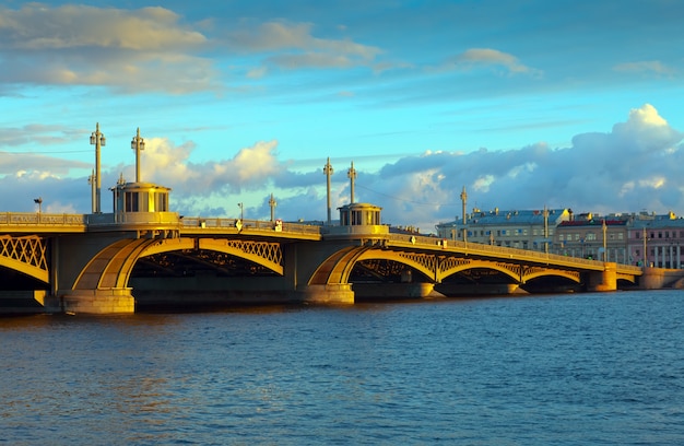 Foto gratuita vista di san pietroburgo. ponte blagoveshchensky