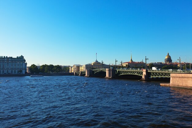 サンクトペテルブルクの眺め。宮殿橋
