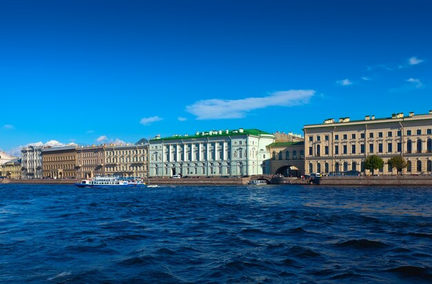 サンクトペテルブルクの眺め。宮殿盛土